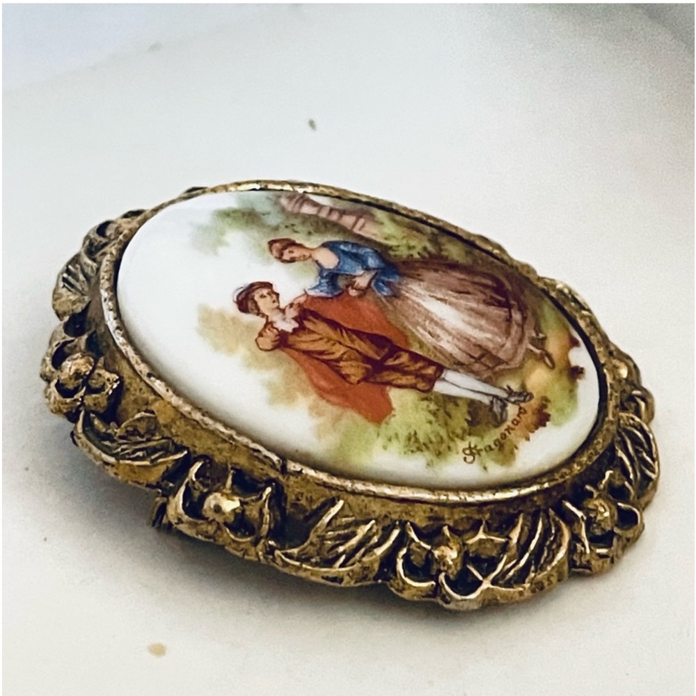 VINTAGE Woman’s Signed FRAGONARD Brooch Pin Courting Scene Couple - Picture 8 of 11